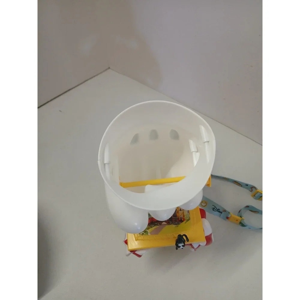 DISNEY TOON TOWN‎ PICNIC BASKET WITH MICKEY GLOVE HANDLE
